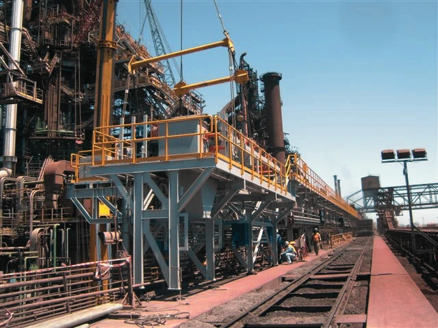 Obra metalúrgica con plataformas y equipos industriales