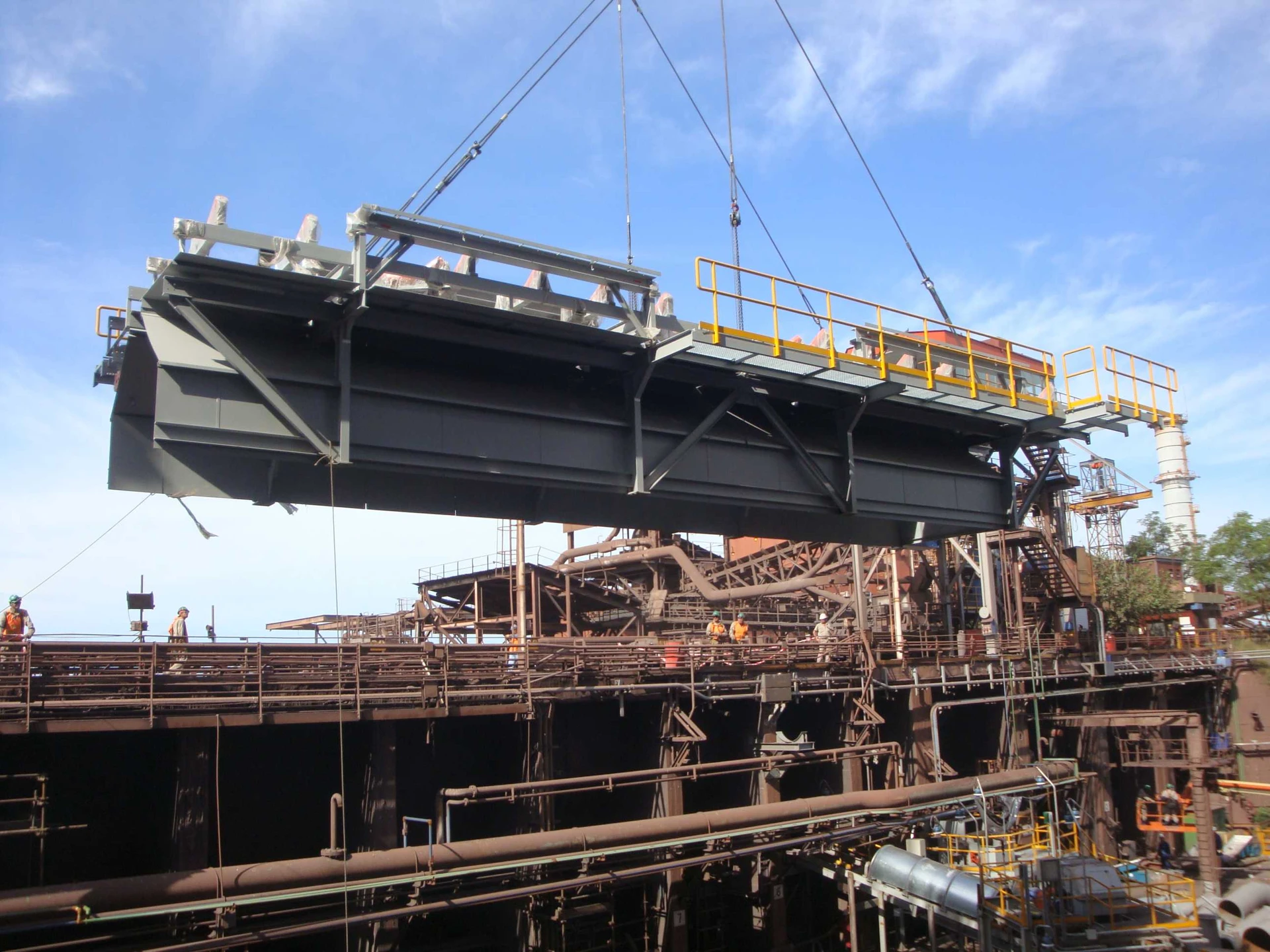 Plataforma de acero y barandas de una estructura industrial